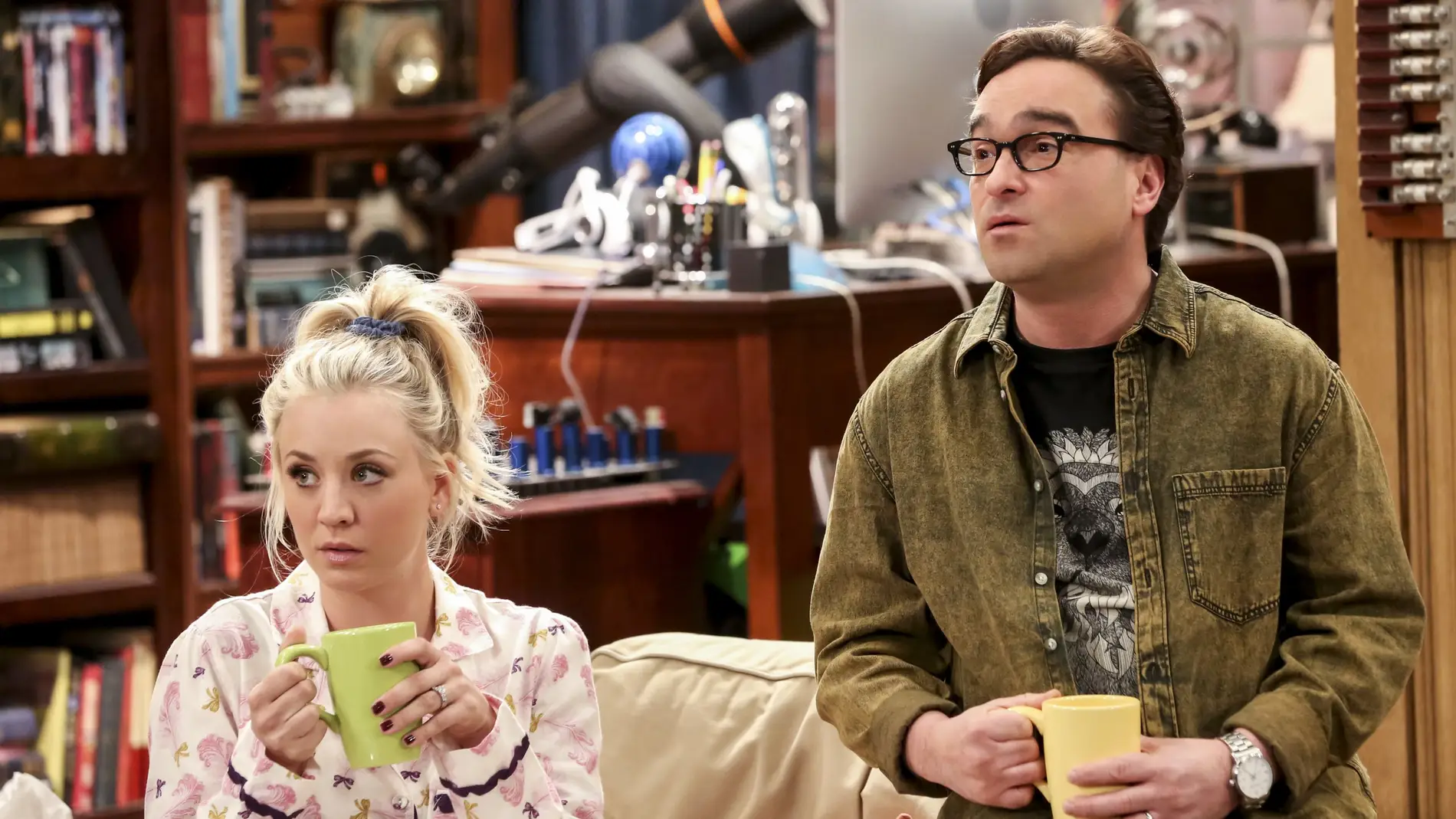 Kaley Cuoco y Johnny Galecki como Penny y Leonard en 'The Big Bang Theory'