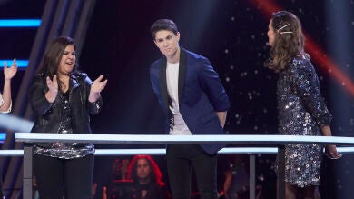 Pablo López y Sebastián Yatra escogen a Roger Padrós en los Asaltos de 'La Voz'