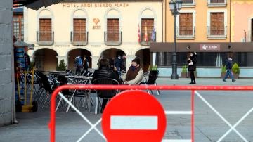 Varias personas en una terraza de Ponferrada