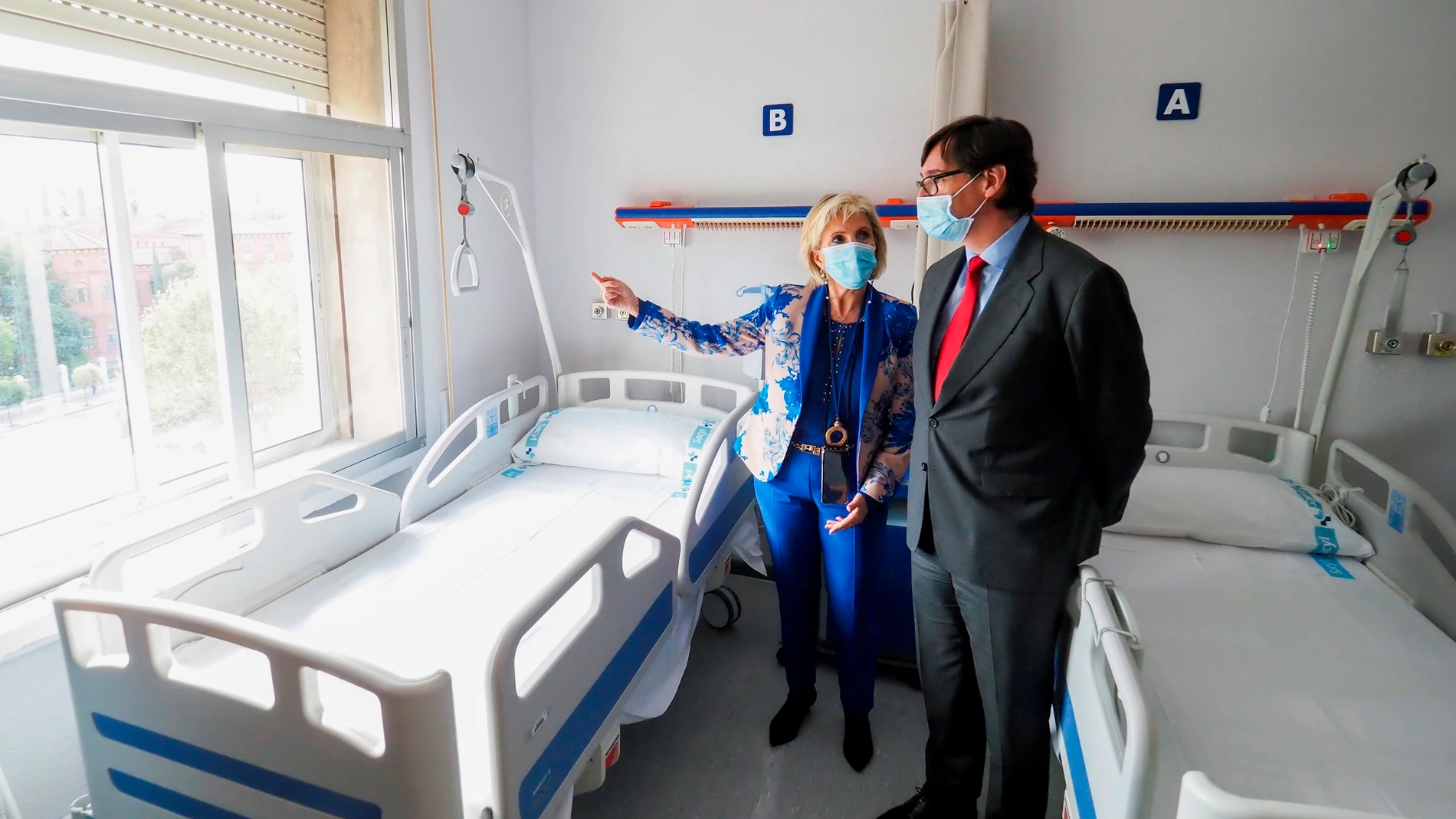 Salvador Illa escucha a la consejera de Sanidad castellanoleonesa, Verónica Casado, en el Hospital Clínico Universitario Salvador Illa escucha a la consejera de Sanidad castellanoleonesa, Verónica Casado, en el Hospital Clínico Universitario