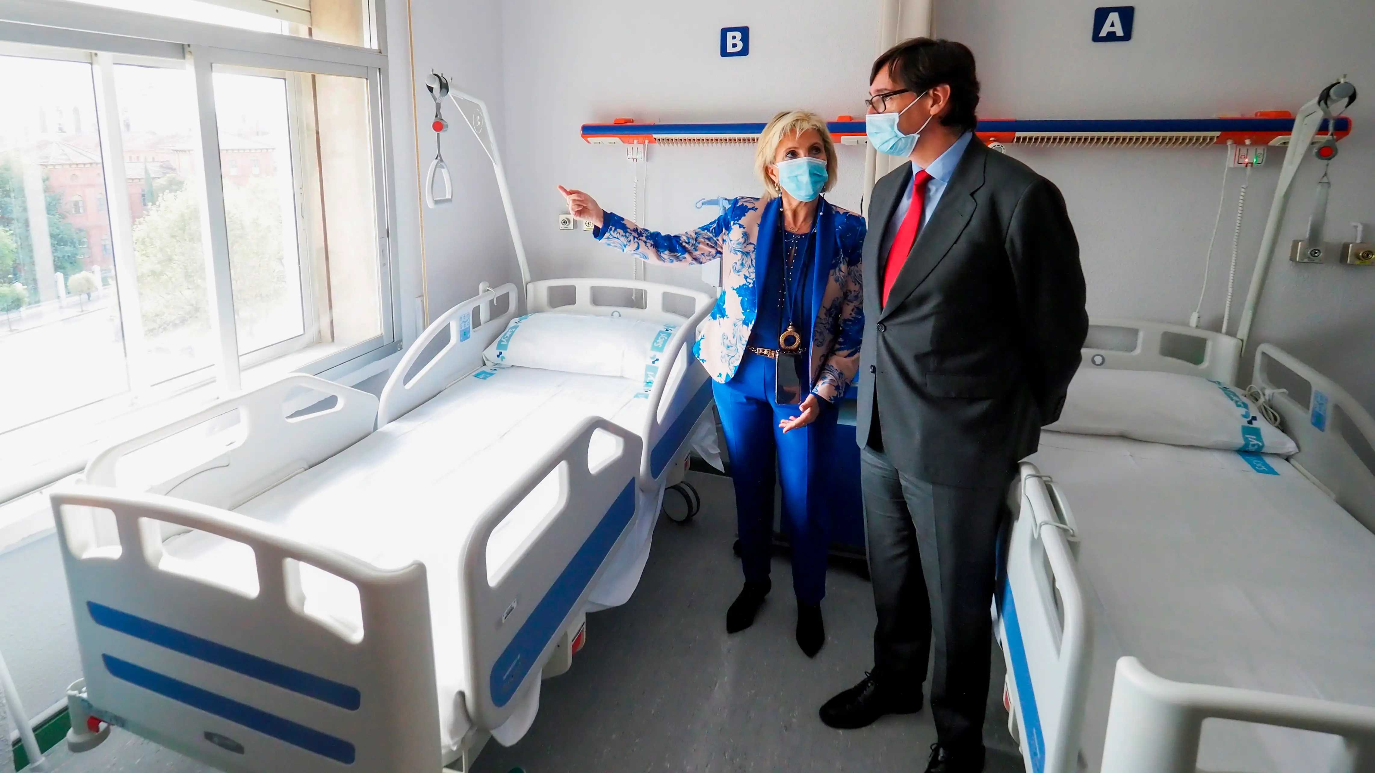 Salvador Illa escucha a la consejera de Sanidad castellanoleonesa, Ver&oacute;nica Casado, en el Hospital Cl&iacute;nico Universitario