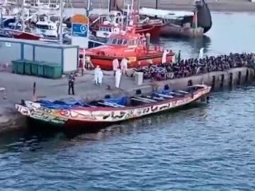 Llega a Tenerife la patera con más inmigrantes en lo que va de año: 177 adultos, 17 menores y un bebé Llega a Tenerife la patera con más inmigrantes en lo que va de año: 177 adultos, 17 menores y un bebé