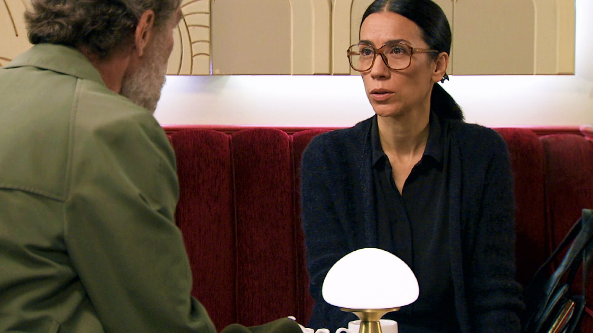 Manolita se reúne con un prestigioso periodista de sucesos para pedirle ayuda