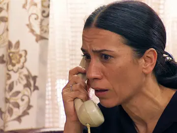 Manolita consigue contactar con un prestigioso periodista y se cite con él en busca de respuestas sobre la muerte de Marisol. Manolita consigue contactar con un prestigioso periodista y se cite con él en busca de respuestas sobre la muerte de Marisol.