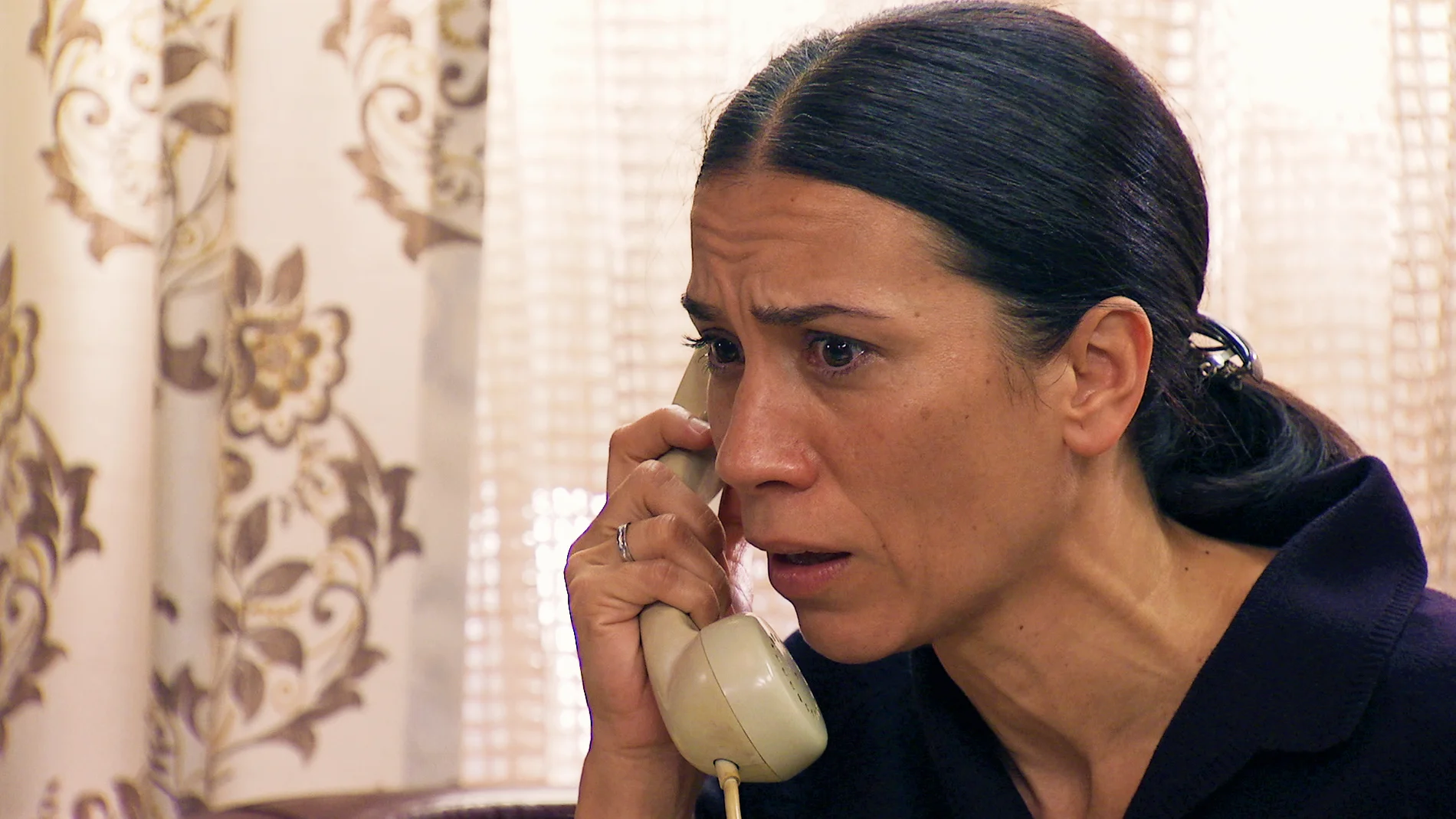 Manolita consigue contactar con un prestigioso periodista y se cite con él en busca de respuestas sobre la muerte de Marisol.