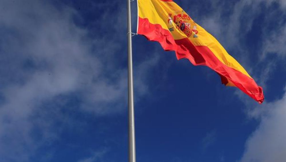 Una bandera de España con 25 metros de mástil y 75 metros cuadrados honra en Valdebebas a las víctimas del coronavirus