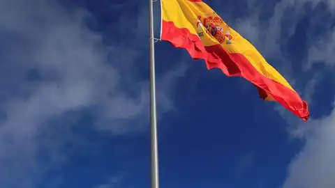 Una bandera de España con 25 metros de mástil y 75 metros cuadrados honra en Valdebebas a las víctimas del coronavirus Una bandera de España con 25 metros de mástil y 75 metros cuadrados honra en Valdebebas a las víctimas del coronavirus