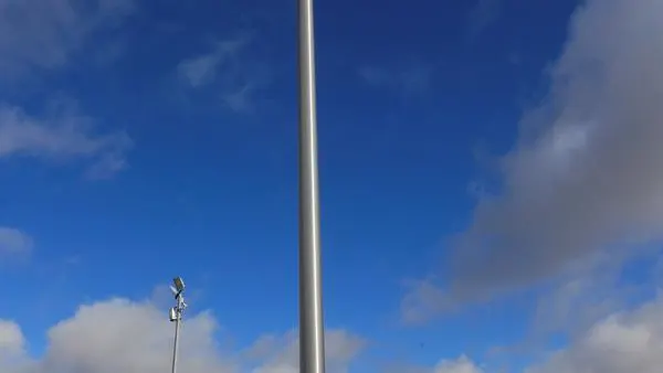 Una bandera de España con 25 metros de mástil y 75 metros cuadrados honra en Valdebebas a las víctimas del coronavirus Una bandera de España con 25 metros de mástil y 75 metros cuadrados honra en Valdebebas a las víctimas del coronavirus