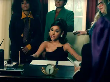Ariana Grande en el 'Despacho Oval' en el vídeo de 'Positions' Ariana Grande en el 'Despacho Oval' en el vídeo de 'Positions'