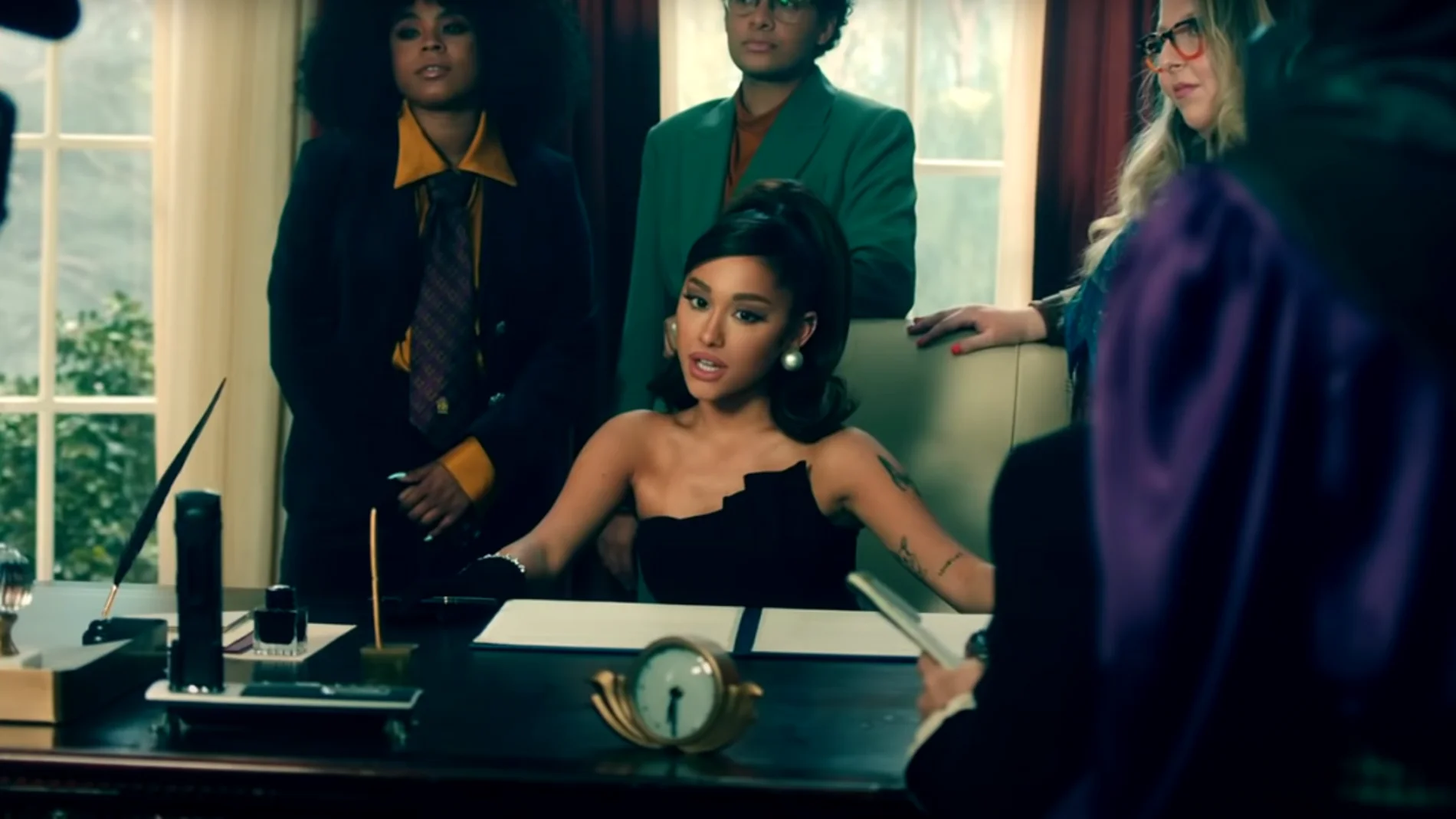 Ariana Grande en el 'Despacho Oval' en el vídeo de 'Positions' Ariana Grande en el 'Despacho Oval' en el vídeo de 'Positions'