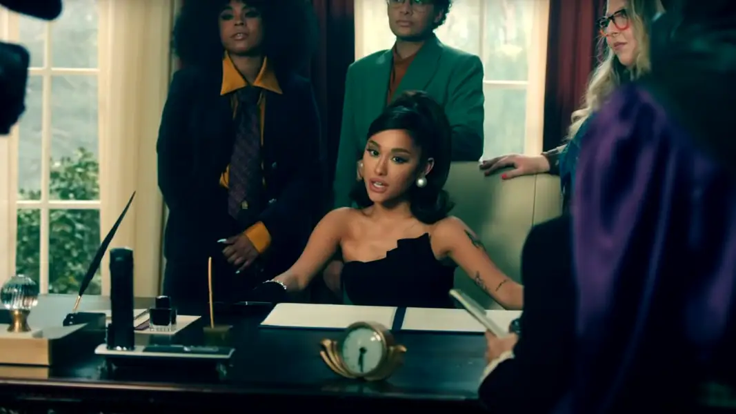 Ariana Grande en el 'Despacho Oval' en el vídeo de 'Positions' Ariana Grande en el 'Despacho Oval' en el vídeo de 'Positions'