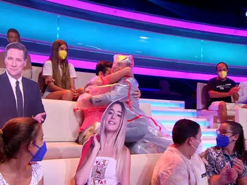 Arturo Valls se mete en una burbuja para poder sentir de cerca el calor del público de '¡Ahora caigo!' Arturo Valls se mete en una burbuja para poder sentir de cerca el calor del público de '¡Ahora caigo!'