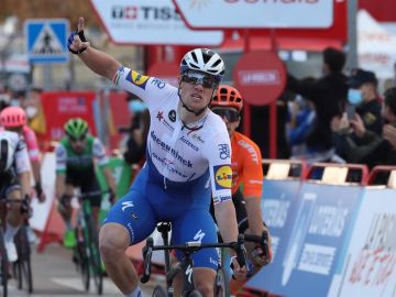 Sam Bennett gana el primer esprint de la Vuelta a España y Roglic sigue líder