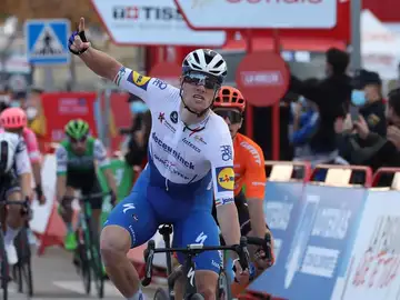 Sam Bennett gana el primer esprint de la Vuelta a España y Roglic sigue líder Sam Bennett gana el primer esprint de la Vuelta a España y Roglic sigue líder