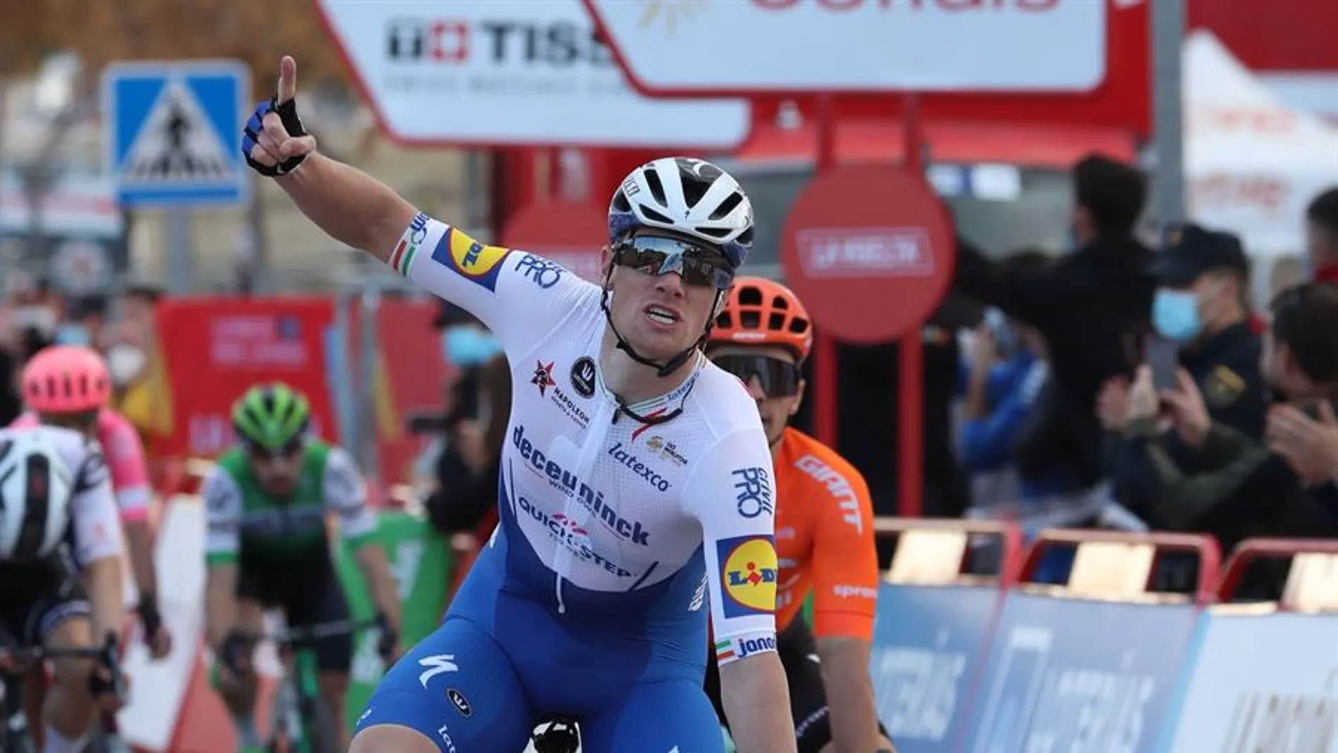 Sam Bennett gana el primer esprint de la Vuelta a España y Roglic sigue líder Sam Bennett gana el primer esprint de la Vuelta a España y Roglic sigue líder