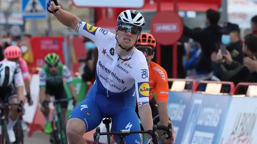 Sam Bennett gana el primer esprint de la Vuelta a Espa&ntilde;a y Roglic sigue l&iacute;der