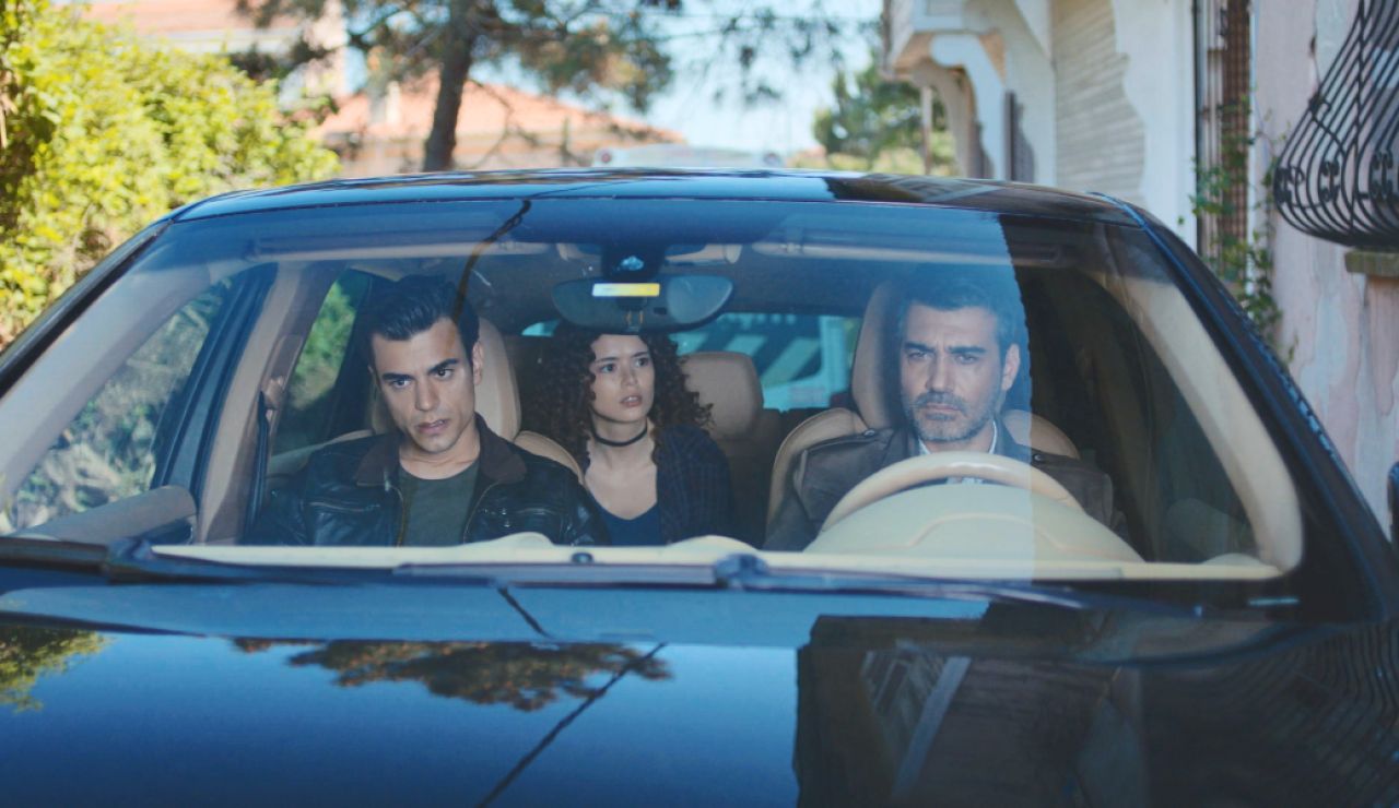 Sarp tiene algo importante que decirle a Sirin, en el próximo capítulo de 'Mujer' Sarp tiene algo importante que decirle a Sirin, en el próximo capítulo de 'Mujer'