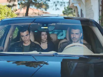 Sarp tiene algo importante que decirle a Sirin, en el próximo capítulo de 'Mujer' Sarp tiene algo importante que decirle a Sirin, en el próximo capítulo de 'Mujer'