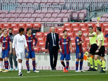 Jordi Alba protesta tras ver amarilla