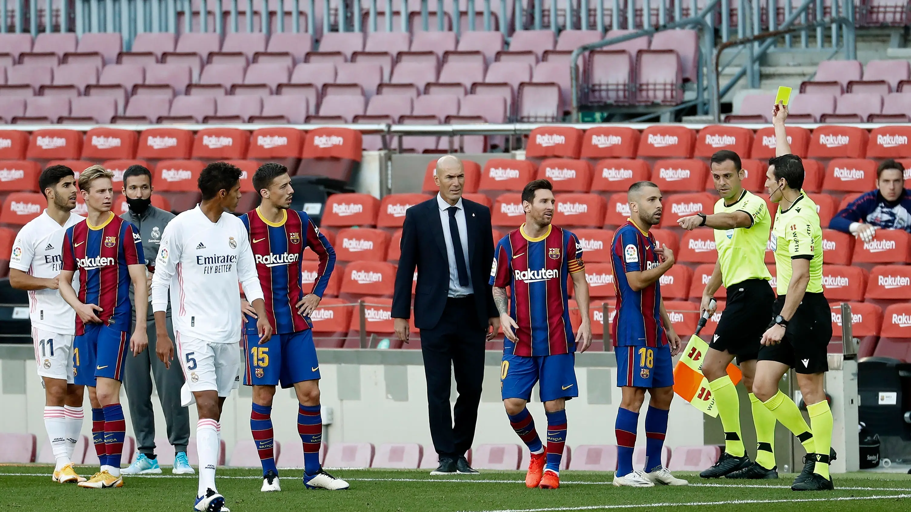 Jordi Alba protesta tras ver amarilla