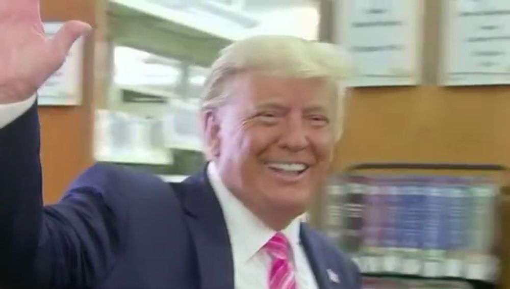 Donald Trump bromea tras emitir su voto anticipado en las elecciones de EEUU: "Voté por un tipo llamado Trump" 