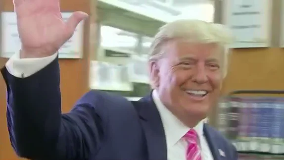 Donald Trump bromea tras emitir su voto anticipado en las elecciones de EEUU: "Vot&eacute; por un tipo llamado Trump" 
