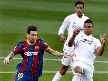 Messi y Casemiro disputan un balón