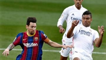 Messi y Casemiro disputan un balón