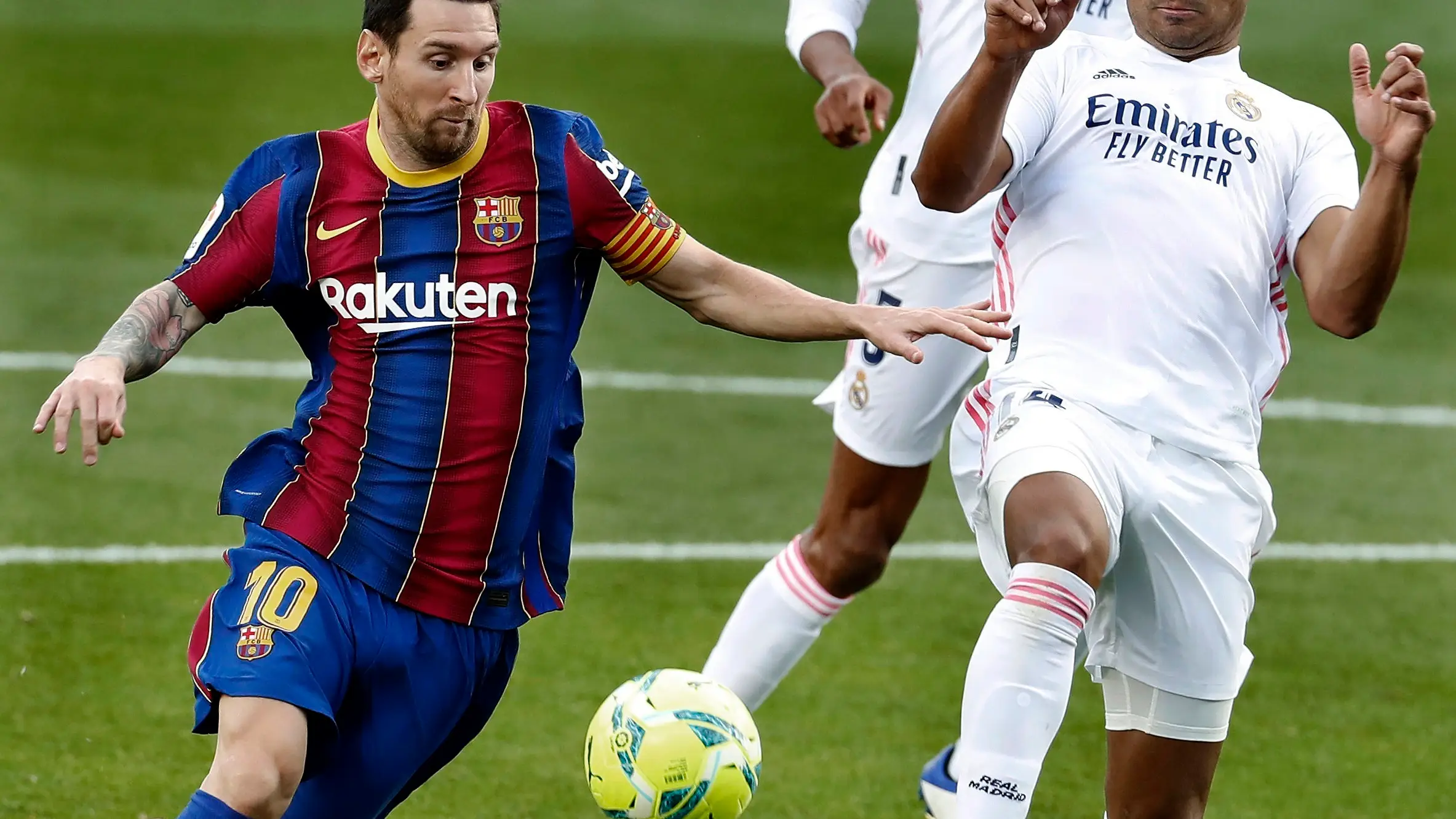 Messi y Casemiro disputan un bal&oacute;n