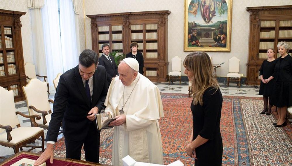 La comentada imagen de Pedro Sánchez y el papa Francisco sin mascarillas ni distancia por el coronavirus
