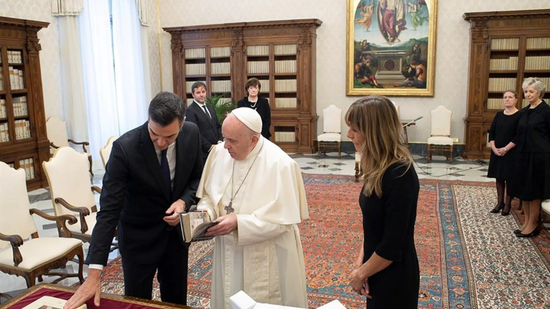 La comentada imagen de Pedro Sánchez y el papa Francisco sin mascarillas ni distancia por el coronavirus La comentada imagen de Pedro Sánchez y el papa Francisco sin mascarillas ni distancia por el coronavirus