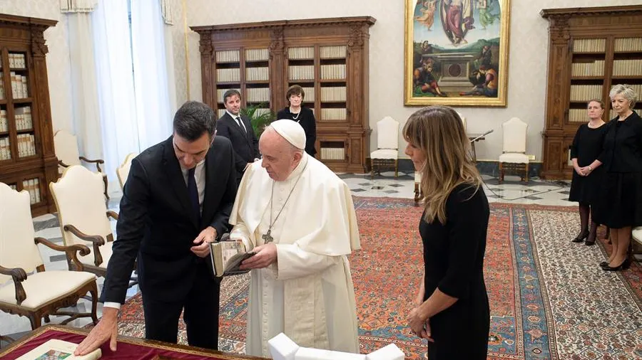 La comentada imagen de Pedro Sánchez y el papa Francisco sin mascarillas ni distancia por el coronavirus La comentada imagen de Pedro Sánchez y el papa Francisco sin mascarillas ni distancia por el coronavirus