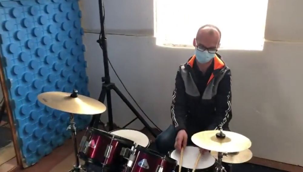 Un músico cambia la batería por el reparto de productos farmacéuticos ante la crisis de las orquestas por el coronavirus