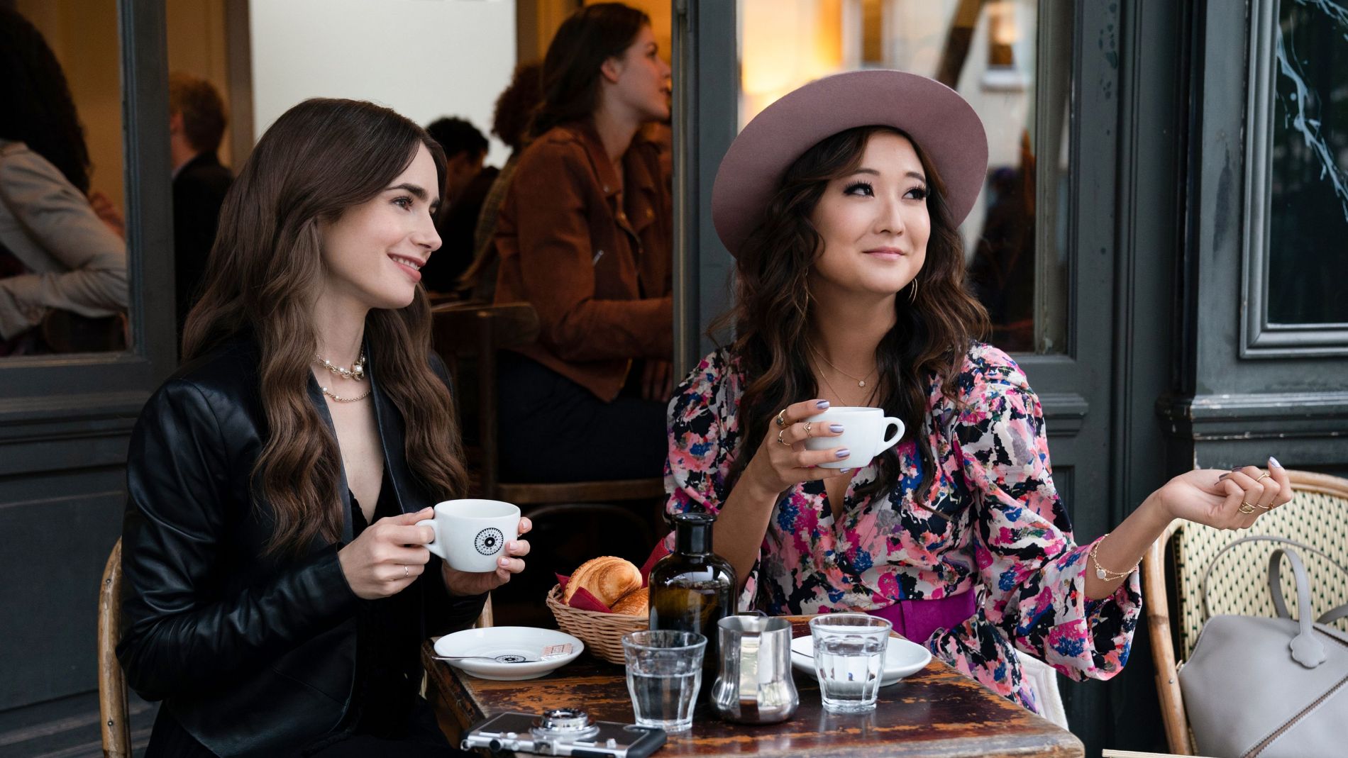 Ashley Park y Lily Collins en 'Emily en Paris'