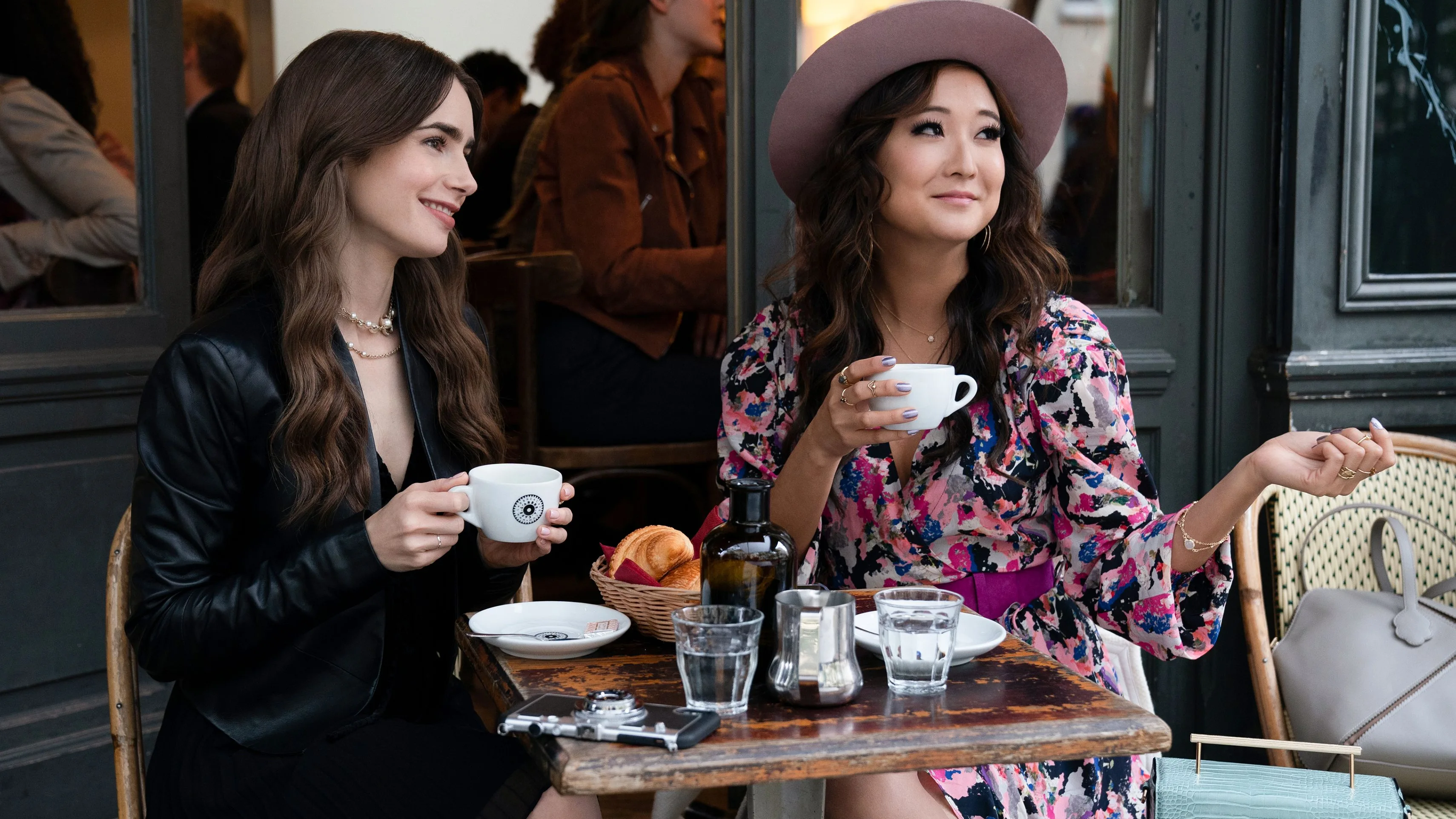 Ashley Park y Lily Collins en 'Emily en Paris' Ashley Park y Lily Collins en 'Emily en Paris'