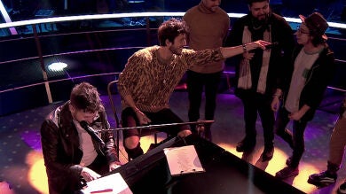 Una invitación inesperada: Pablo López y Sebastián Yatra cantan 'Un año' junto a los talents de su equipo