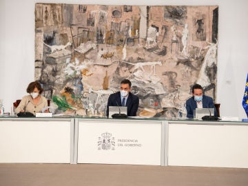 Carmen Calvo, Pedro Sánchez y Pablo Iglesias, durante el Consejo de Ministros Extraordinario de este domingo