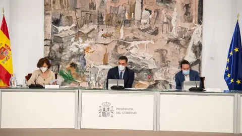 Carmen Calvo, Pedro Sánchez y Pablo Iglesias, durante el Consejo de Ministros Extraordinario de este domingo Carmen Calvo, Pedro Sánchez y Pablo Iglesias, durante el Consejo de Ministros Extraordinario de este domingo