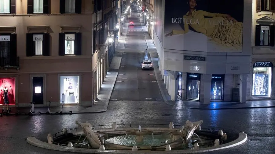 Italia cierra teatros y cines y limita el horario de bares y restaurantes hasta las 18:00h para luchar contra el coronavirus Italia cierra teatros y cines y limita el horario de bares y restaurantes hasta las 18:00h para luchar contra el coronavirus