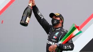 Lewis Hamilton celebra la victoria en el GP de Portugal