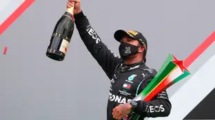 Lewis Hamilton celebra la victoria en el GP de Portugal Lewis Hamilton celebra la victoria en el GP de Portugal