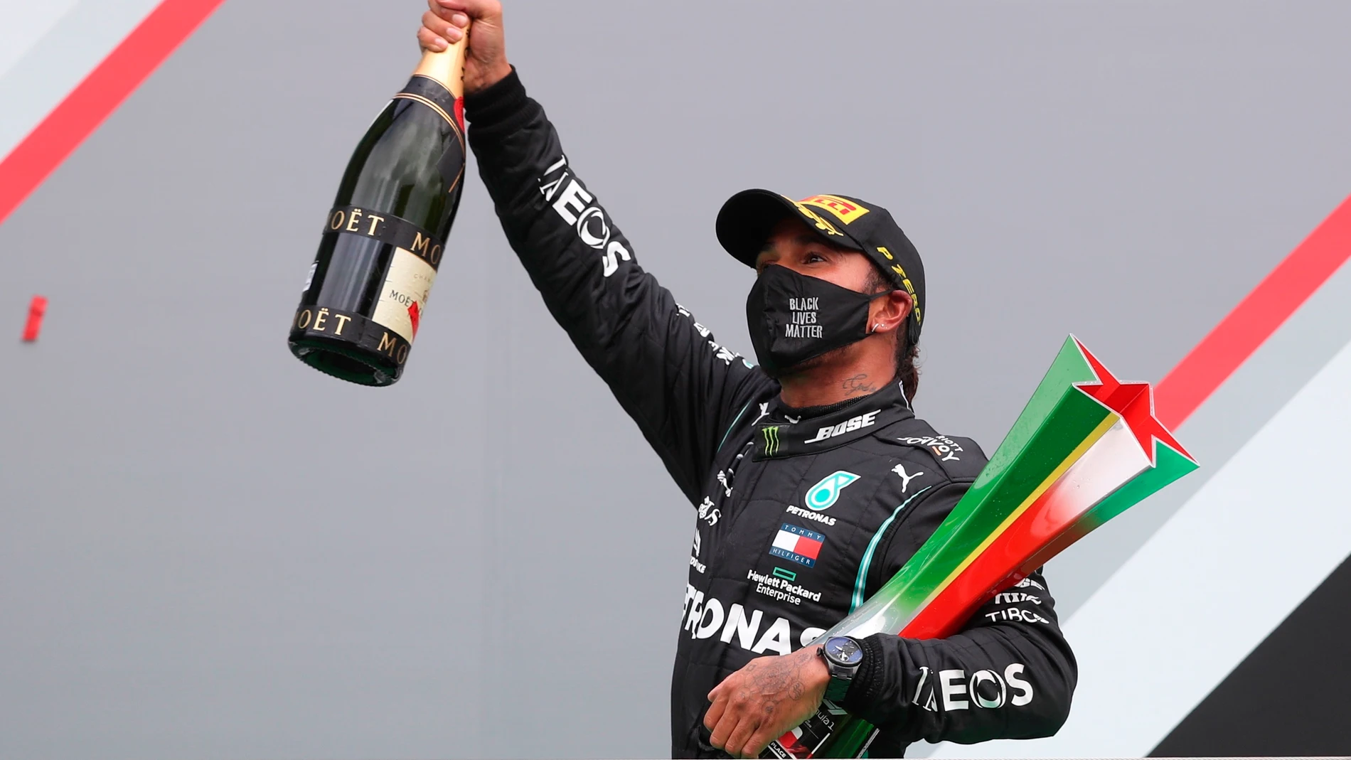 Lewis Hamilton celebra la victoria en el GP de Portugal Lewis Hamilton celebra la victoria en el GP de Portugal