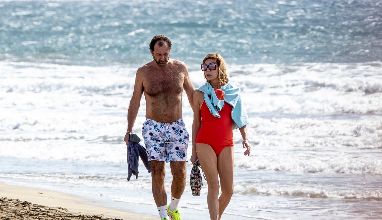 Ágatha Ruiz de la Prada y su pareja, Luis Gasset, paseando por las playas canarias