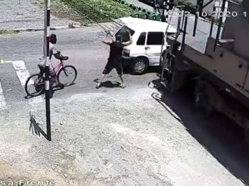 El angustioso momento en el que un tren arrolla a hombre que estaba intentando sacar su coche averiado de la vía 