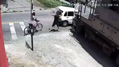 El angustioso momento en el que un tren arrolla a hombre que estaba intentando sacar su coche averiado de la vía El angustioso momento en el que un tren arrolla a hombre que estaba intentando sacar su coche averiado de la vía