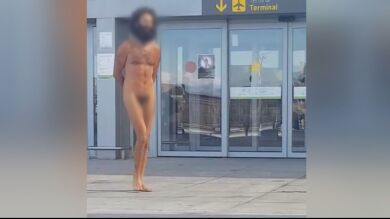 El misterioso hombre desnudo que se pasea por Málaga y Granada y cuya imagen se ha vuelto viral