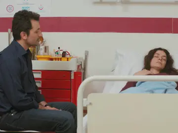 El gesto de amor definitivo de Arif: al lado de Bahar en la cama del hospital El gesto de amor definitivo de Arif: al lado de Bahar en la cama del hospital