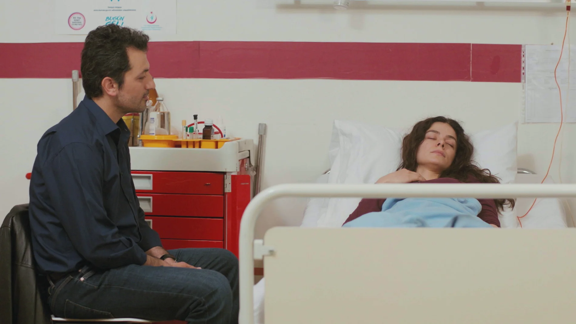 El gesto de amor definitivo de Arif: al lado de Bahar en la cama del hospital
