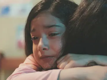 La conmovedora reacción de la pequeña Nisan ante la recaída de Bahar en su enfermedad La conmovedora reacción de la pequeña Nisan ante la recaída de Bahar en su enfermedad