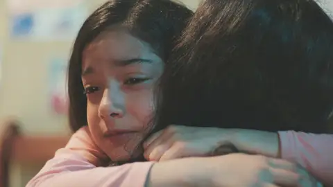 La conmovedora reacción de la pequeña Nisan ante la recaída de Bahar en su enfermedad La conmovedora reacción de la pequeña Nisan ante la recaída de Bahar en su enfermedad